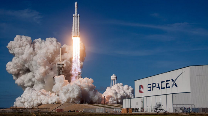 ‘Holy flying fuck, that thing took off.’ – The Philosophy of SpaceX & Elon Musk [SpaceX’s Falcon Heavy taking off, and its outer cores landing, is god damn incredible and could give you goosebumps (and why)